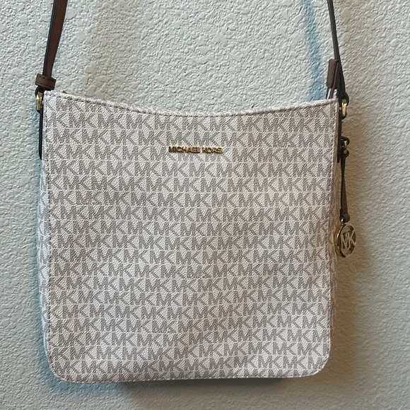MICHAEL Michael Kors Handbags - Michael Kors NWT Jet Set Travel Messenger Vanilla Purse